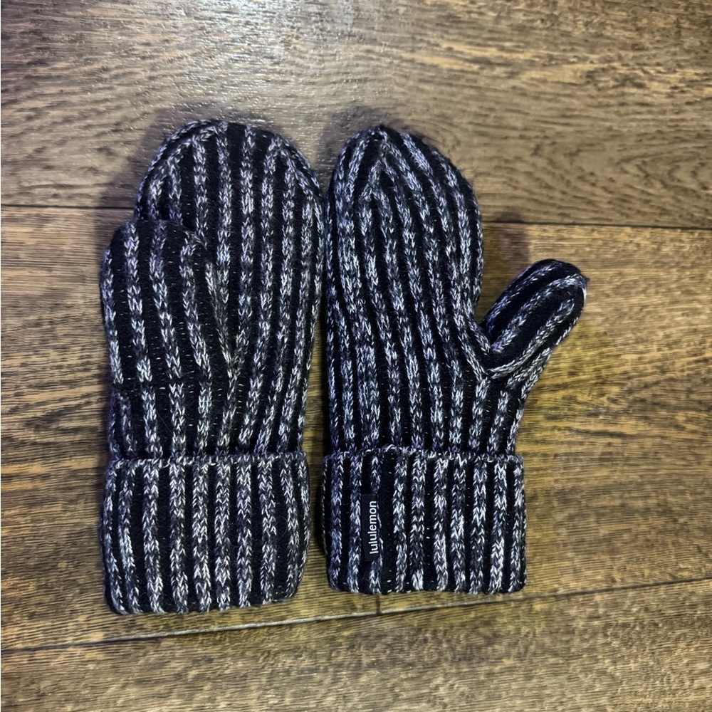 Lululemon Neck Warmer and Mittens - Picture 7 of 8